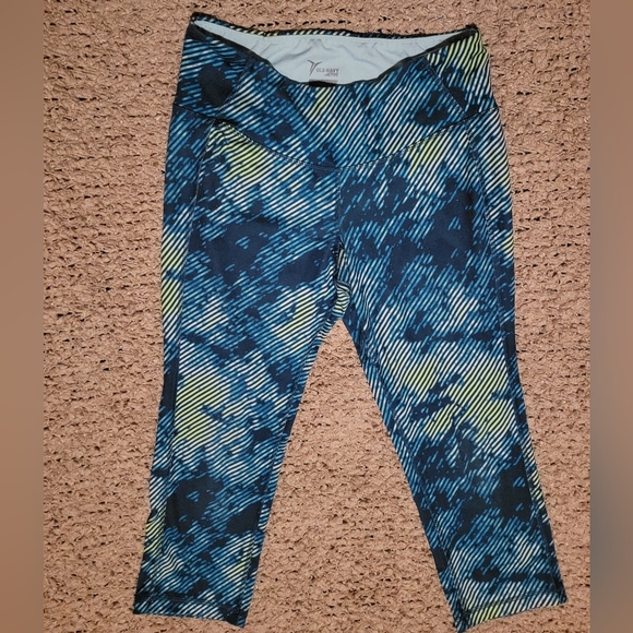Old Navy Pants - WOMENS OLD NAVY ACTIVE HIGH RISE COMPRESSION CROP CAPRIS GEEEN PRINT SIZE M